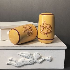 MAPLE LEAF SALT & PEPPER SHAKERS⭐
